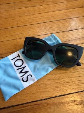 tom’s sydney black traveller collection sunglasses